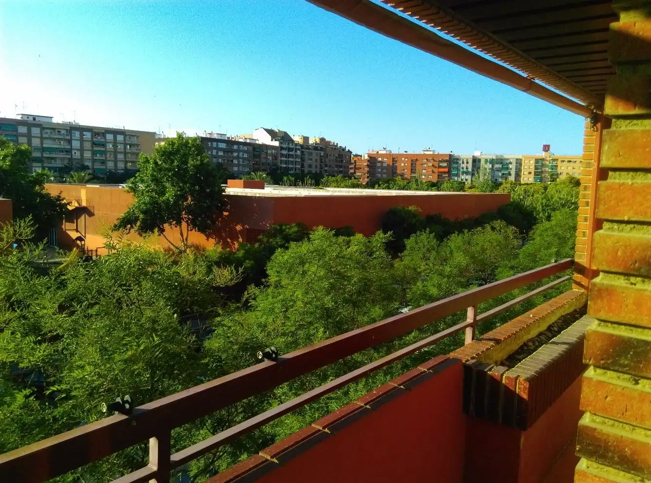 Vista exterior de Pis de lloguer en Valencia amb Forn, Rentadora i Balcó