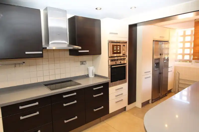 Cocina de Casa adosada en venta en Marbella con Aire acondicionado, Terraza y Alarma
