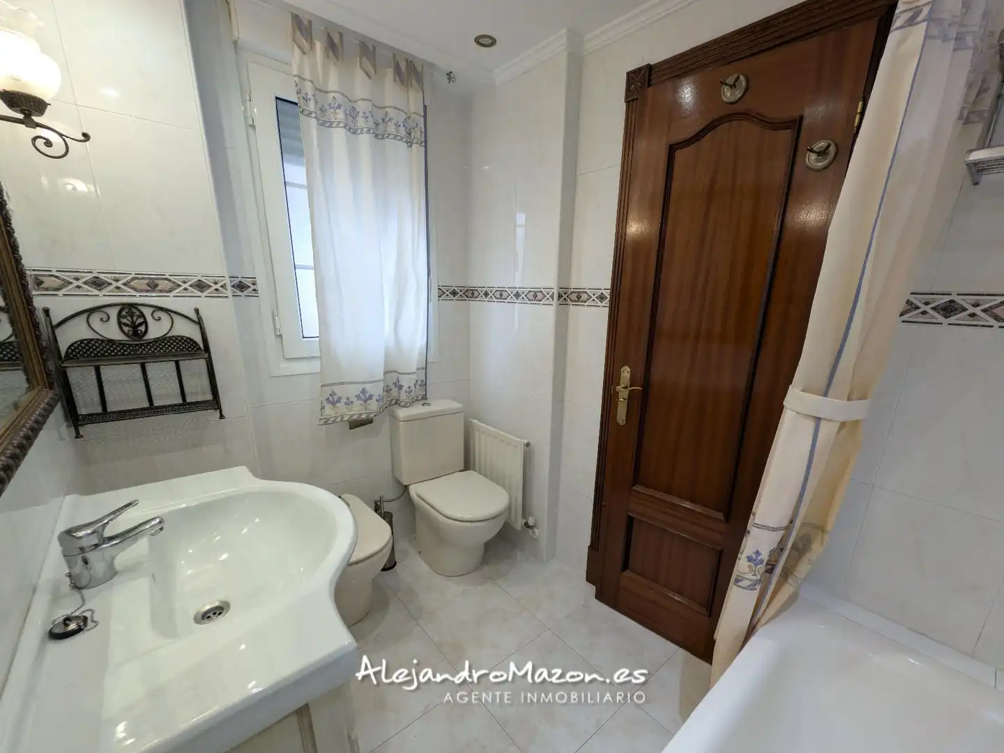 Bathroom of Flat for rent in Castro-Urdiales  with Heating, Terrace and Swimming Pool