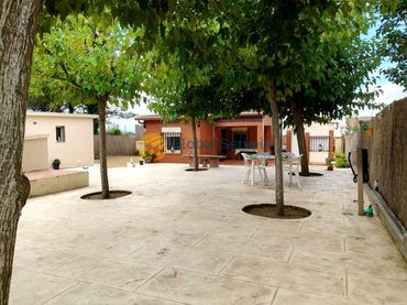 Casa amb jardí en venda a calle Bruc