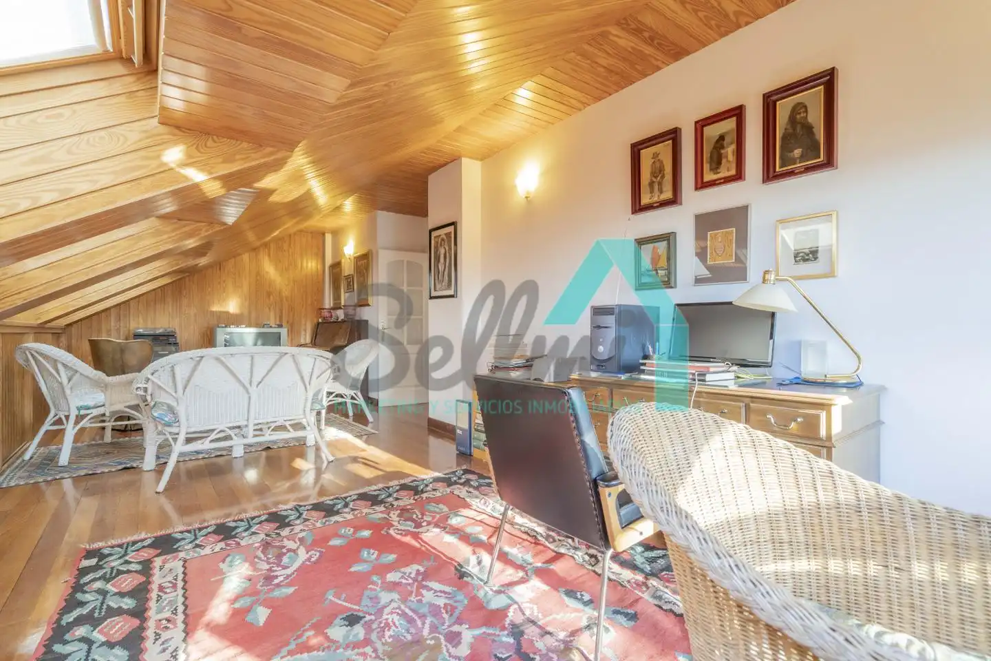 Sala d'estar de Casa o xalet en venda en Oviedo  amb Calefacció, Jardí privat i Parquet