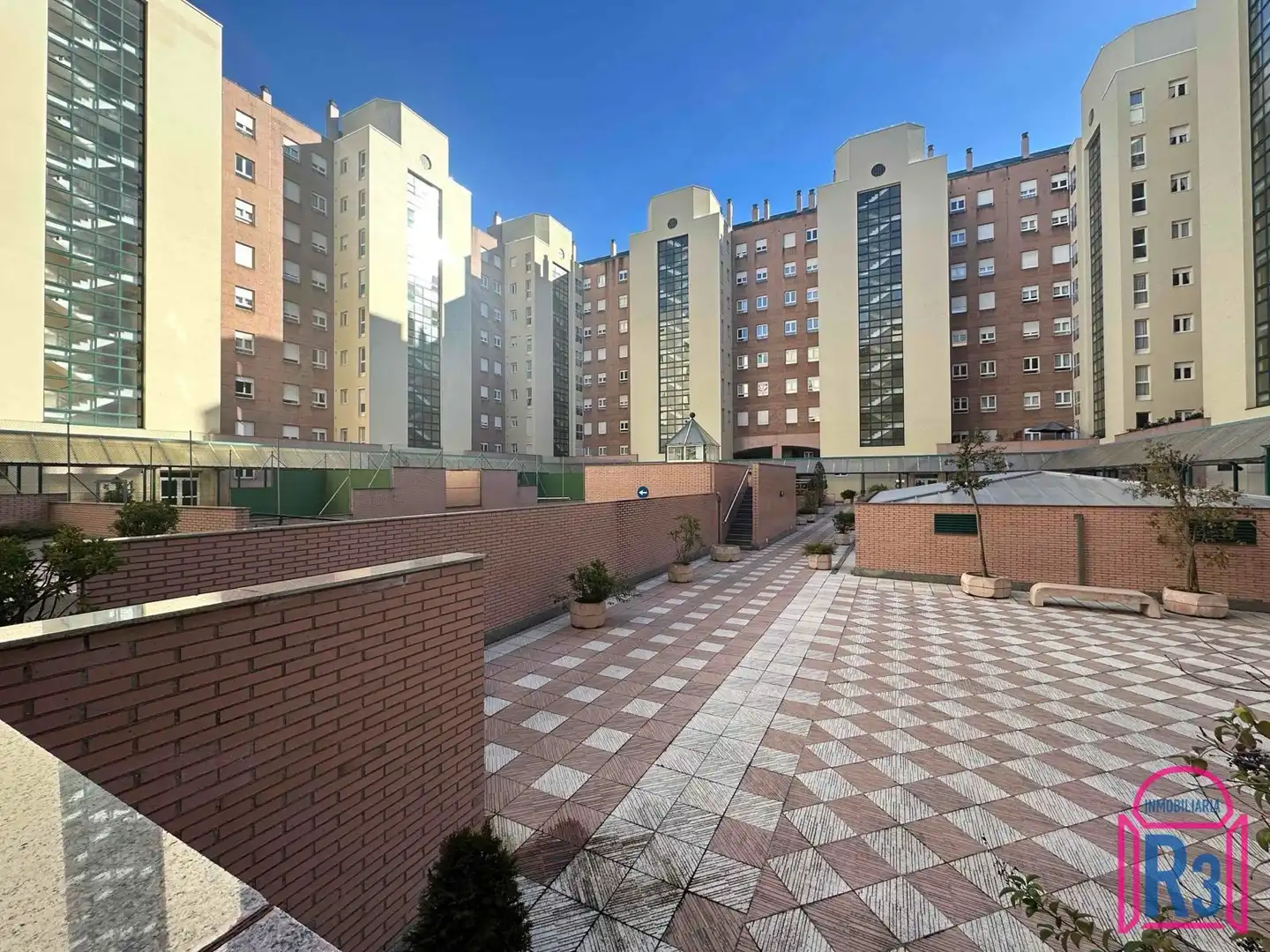 Vista exterior de Piso en venta en León Capital  con Calefacción, Terraza y Trastero