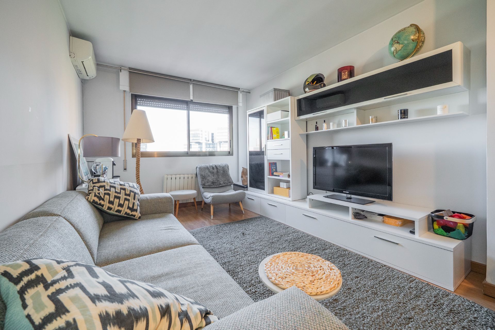 Living room of Flat for sale in  Madrid Capital  with Air Conditioner, Heating and Community pool