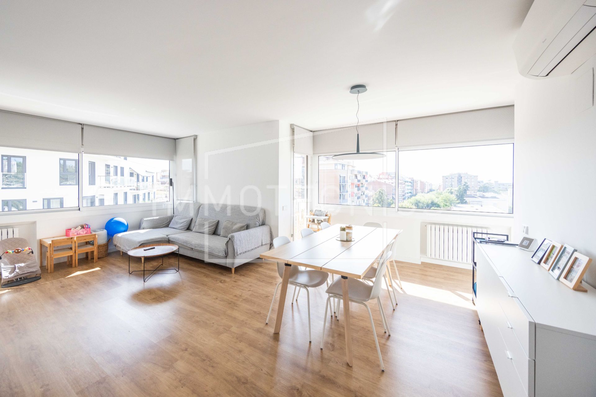 Living room of Flat for sale in Granollers  with Heating, Parquet flooring and Oven