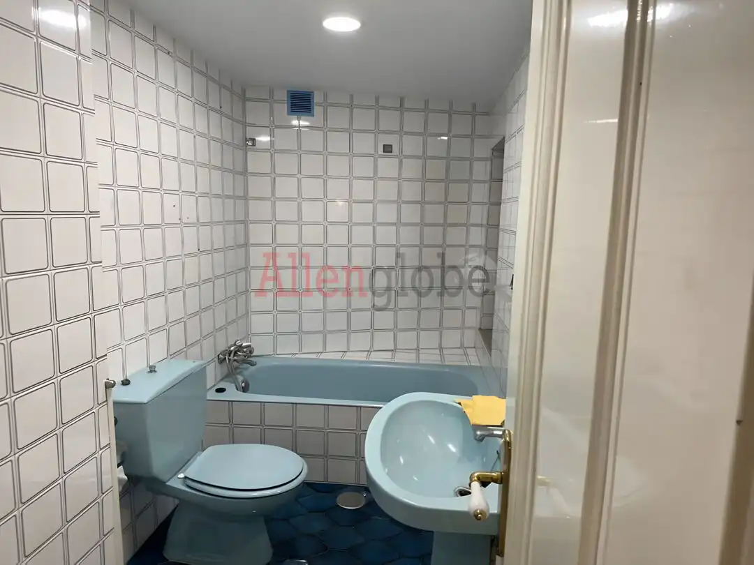 Bathroom of Industrial buildings for rent in Siero