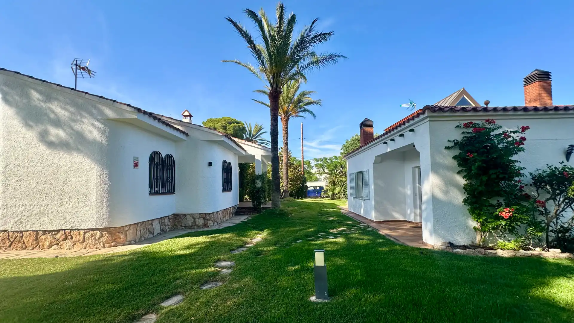 Vista exterior de Casa o xalet en venda en Mont-roig del Camp amb Aire condicionat, Jardí privat i Terrassa