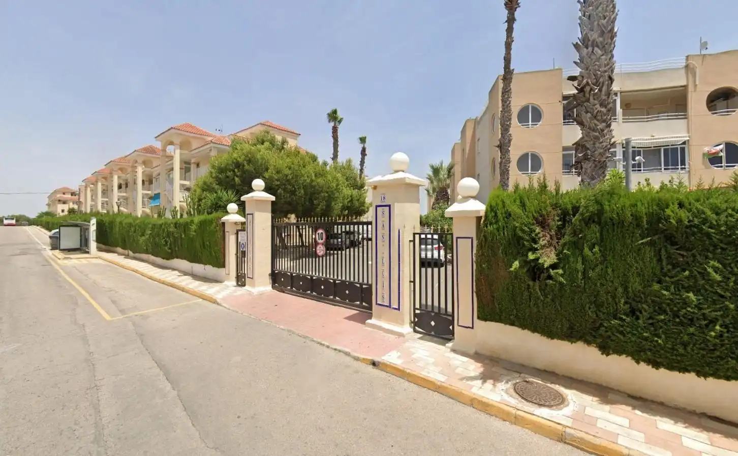 Vista exterior de Apartament en venda en Torrevieja amb Moblat i Piscina comunitària