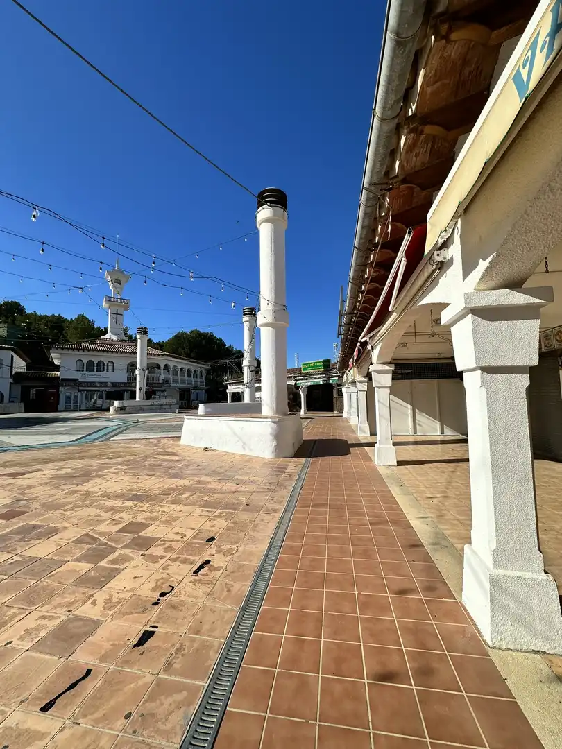 Vista exterior de Local en venda en Calvià amb Aire condicionat, Terrassa i Moblat