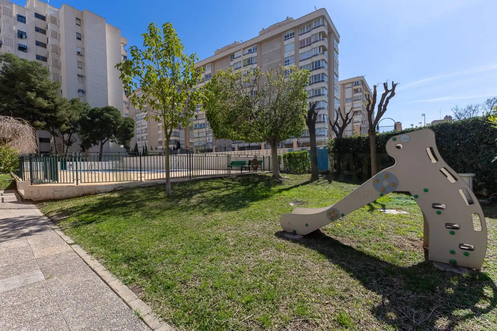 Außenansicht von Wohnung zum Verkauf in Alicante / Alacant mit Klimaanlage, Heizung und Privatgarten