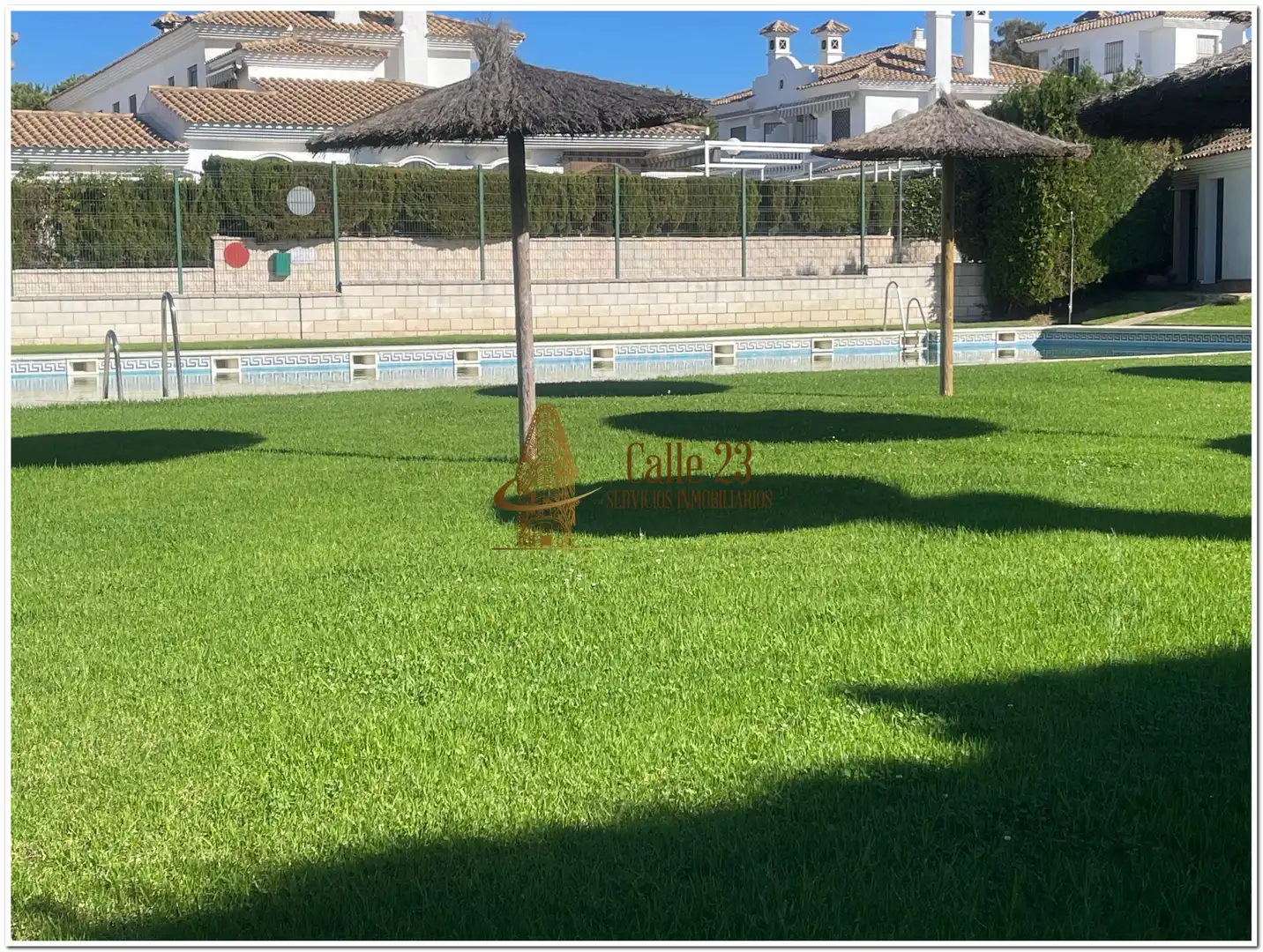 Adossat amb piscina en venda a Avenida Cristóbal Colón, imagen 3