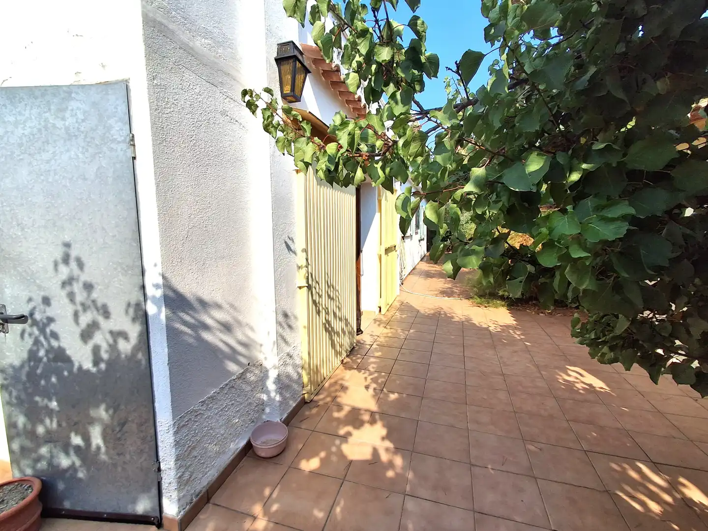 Vista exterior de Casa o xalet en venda en Mont-roig del Camp amb Aire condicionat, Jardí privat i Terrassa