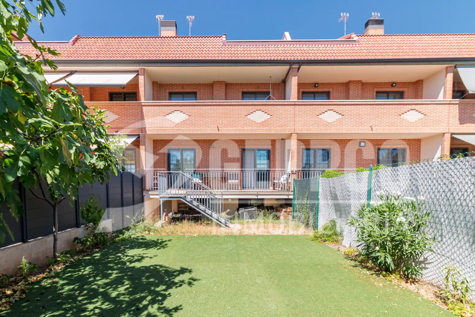 Jardín de Casa adosada en venta en Alcalá de Henares con Calefacción, Terraza y Piscina comunitaria