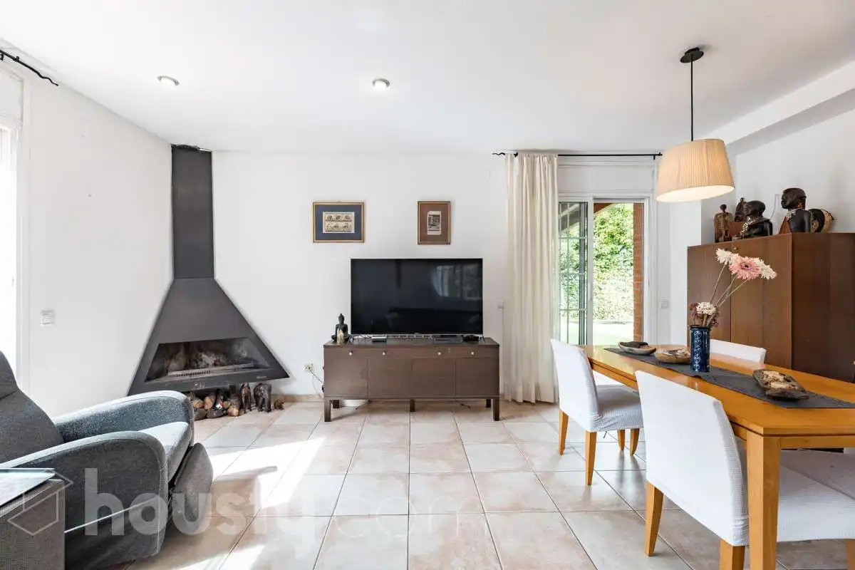 Sala d'estar de Casa o xalet en venda en Sant Cugat del Vallès amb Aire condicionat, Calefacció i Jardí privat