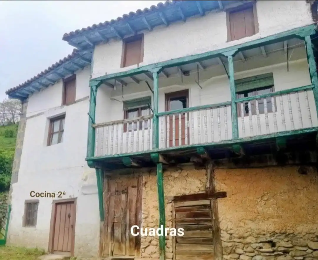 Vista exterior de Casa o xalet en venda en Vega de Liébana amb Jardí privat, Moblat i Balcó