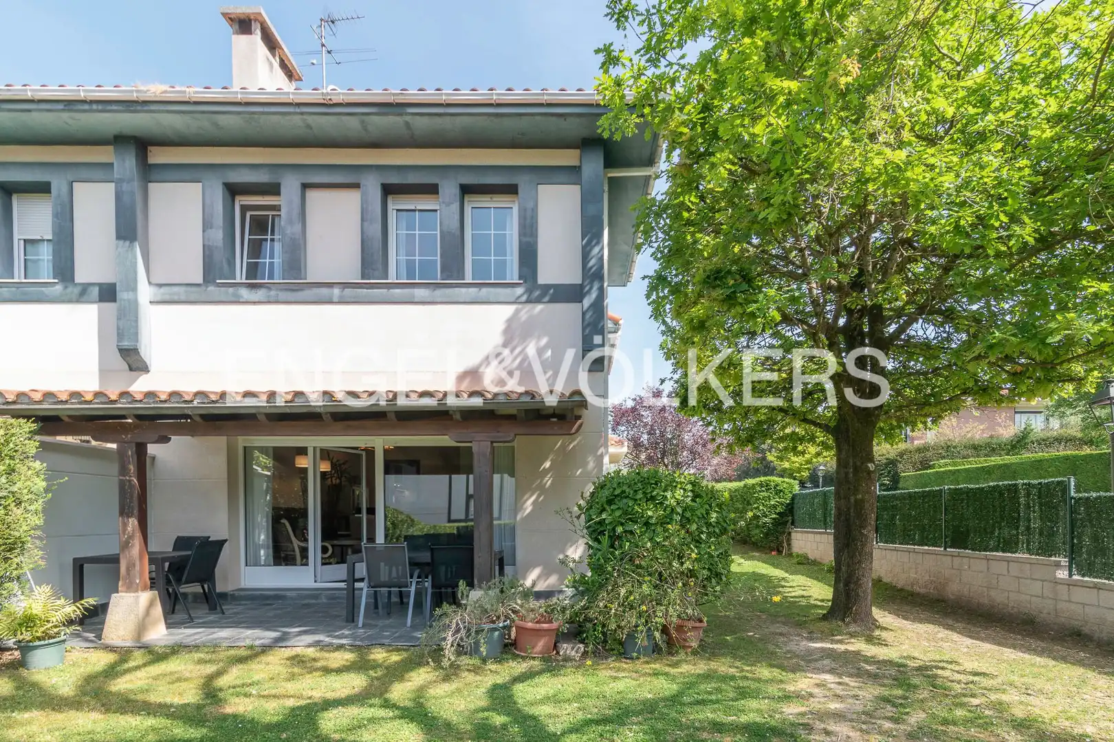 Außenansicht von Einfamilien-Reihenhaus zum Verkauf in Gamiz-Fika mit Heizung, Privatgarten und Terrasse