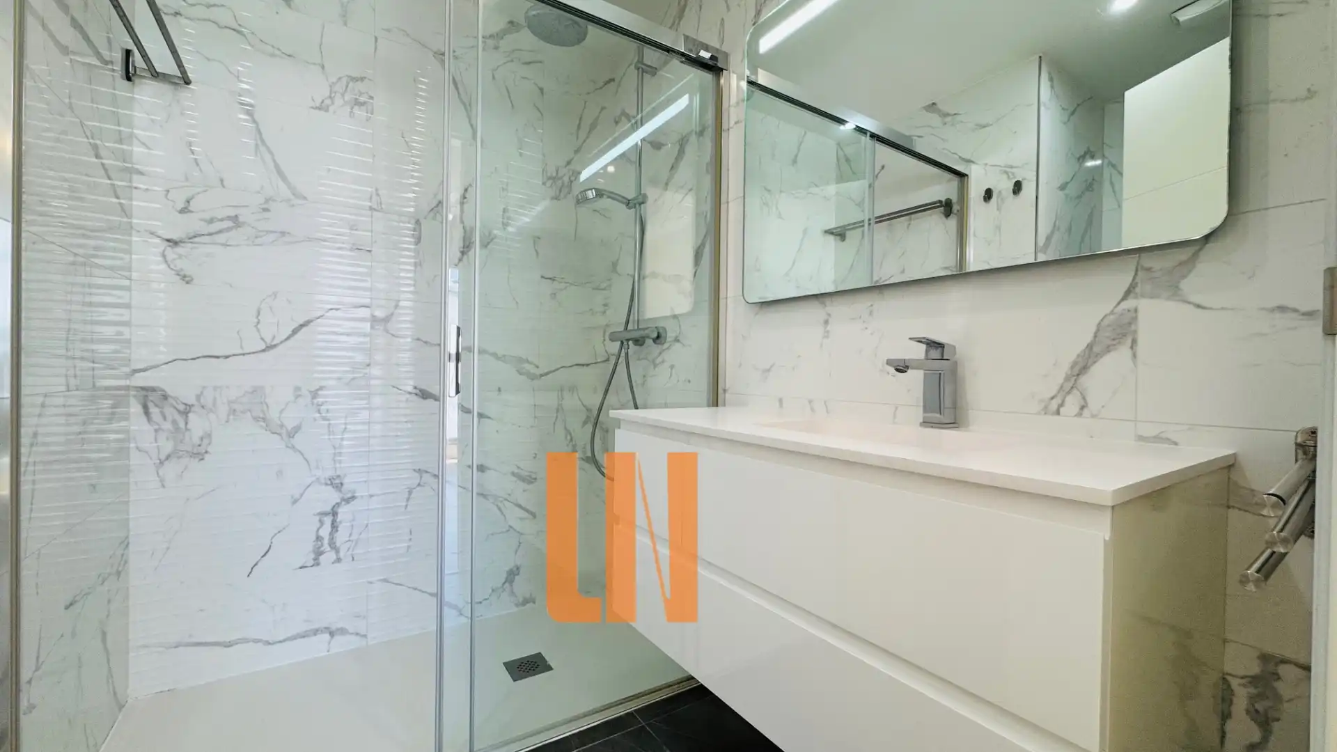 Badezimmer von Wohnung zur Miete in A Coruña Capital  mit Heizung, Parkett und Terrasse