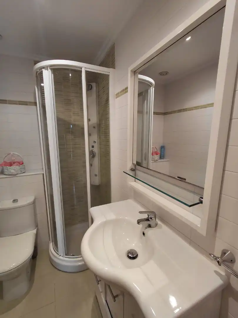 Badezimmer von Wohnung zum Verkauf in Oleiros mit Heizung, Parkett und Möbliert
