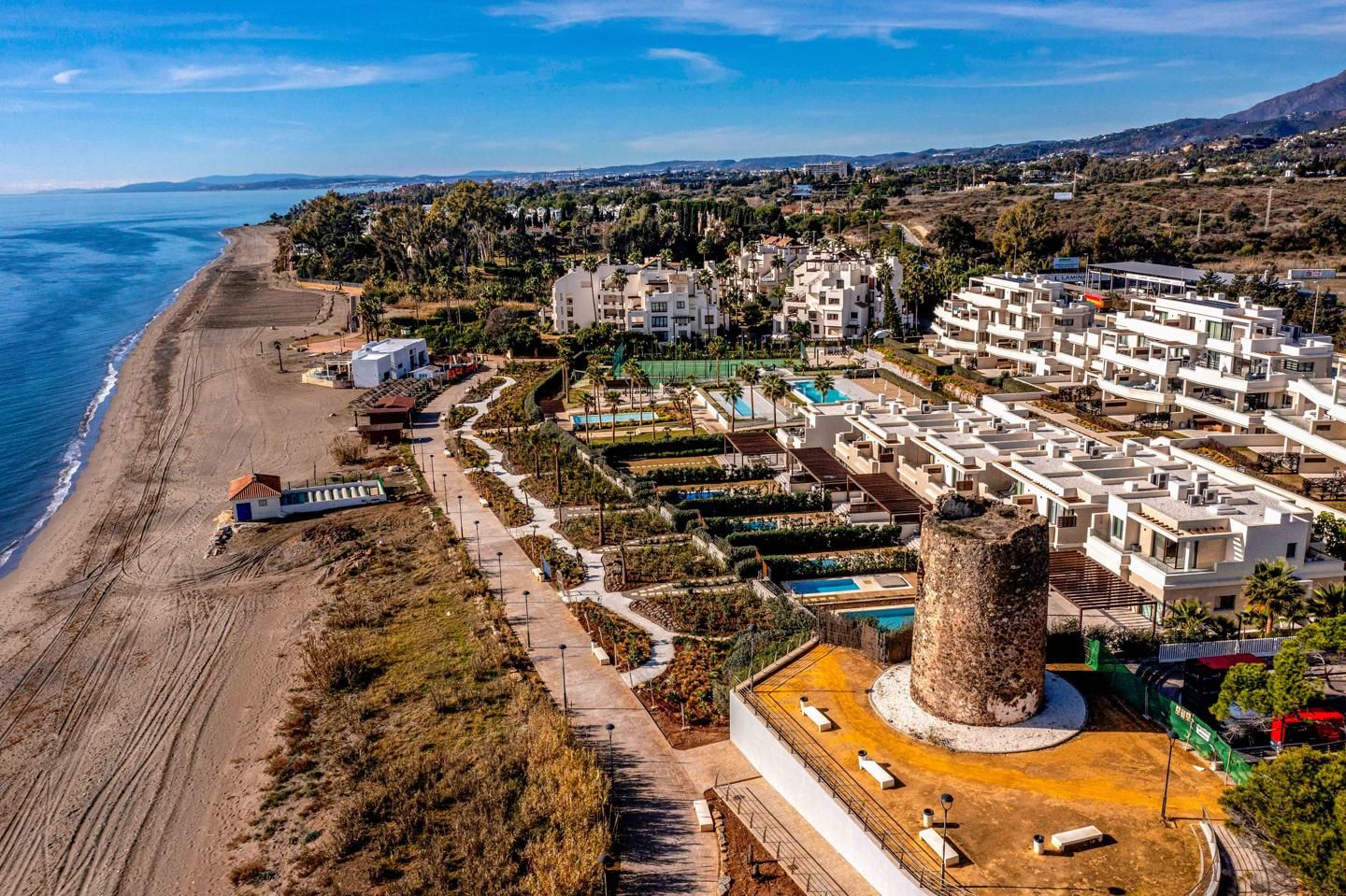 Vista exterior de Casa o xalet en venda en Estepona amb Aire condicionat, Jardí privat i Terrassa
