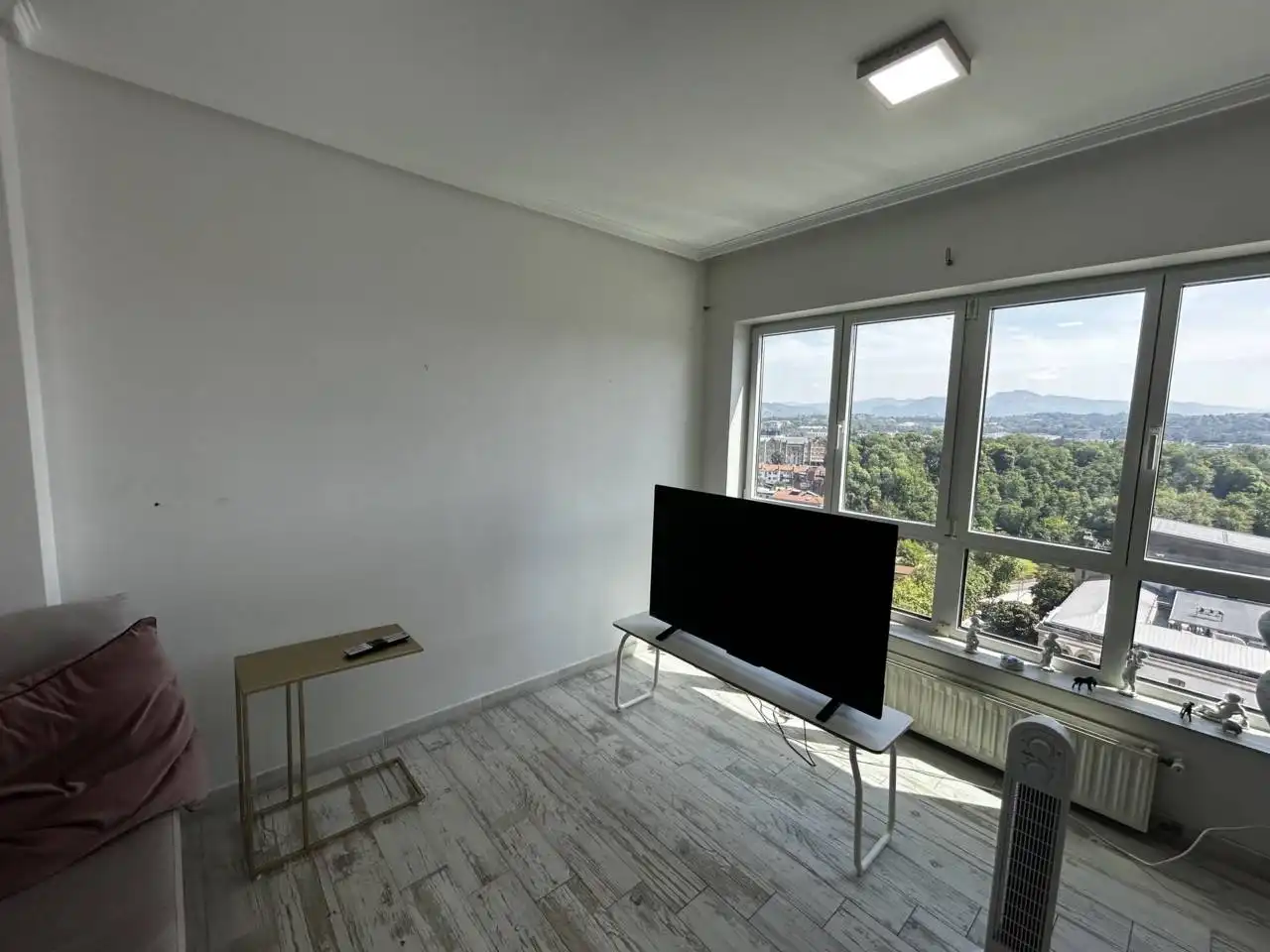 Sala d'estar de Pis en venda en Donostia - San Sebastián  amb Calefacció, Traster i Alarma