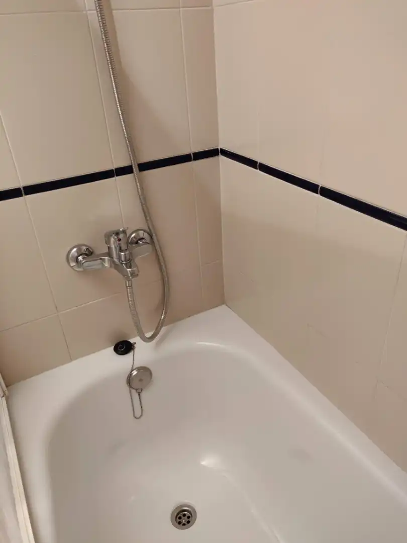 Badezimmer von Wohnung zur Miete in Badalona mit Parkett und Möbliert