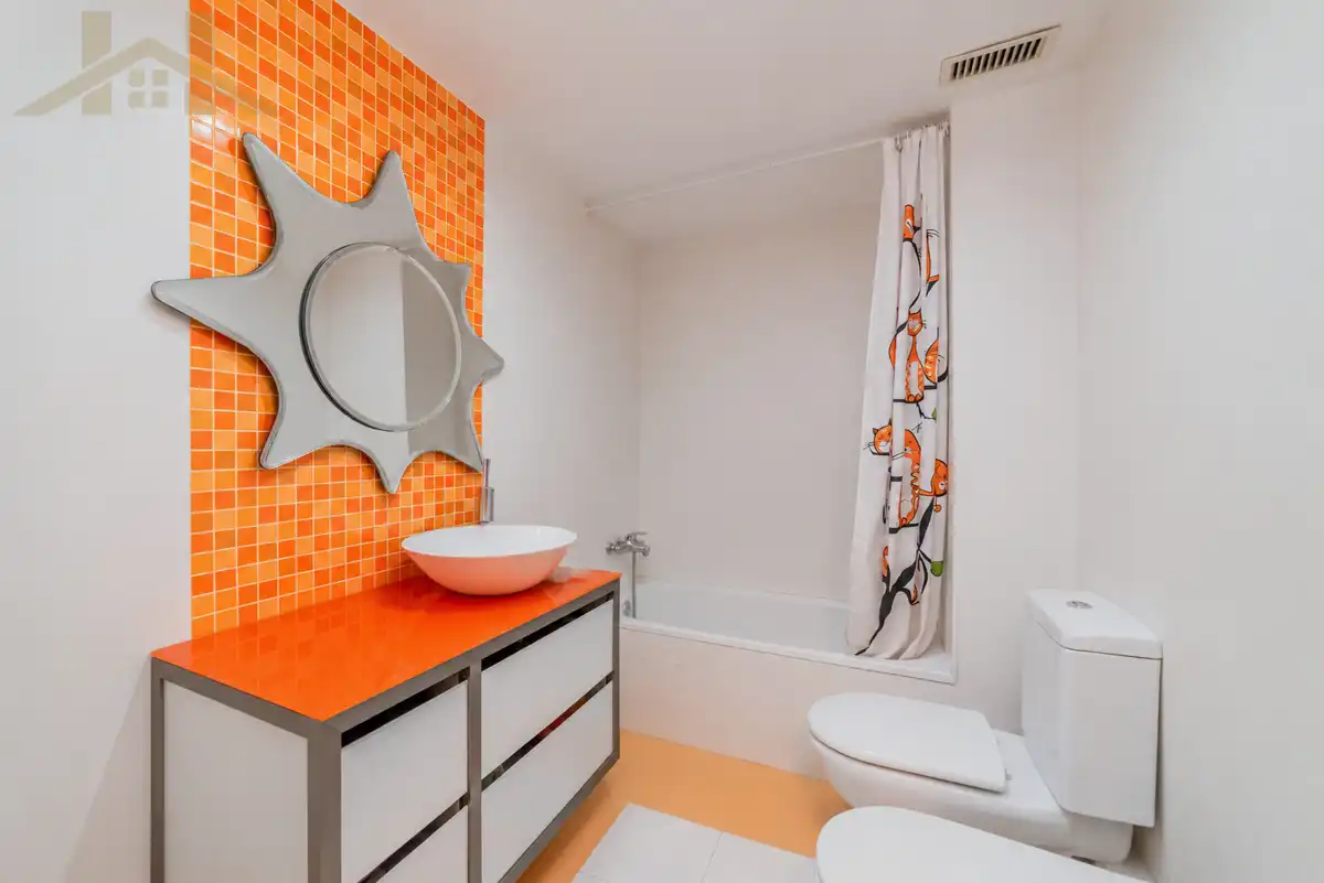 Badezimmer von Einfamilien-Reihenhaus zum Verkauf in Valdemoro mit Klimaanlage, Privatgarten und Möbliert