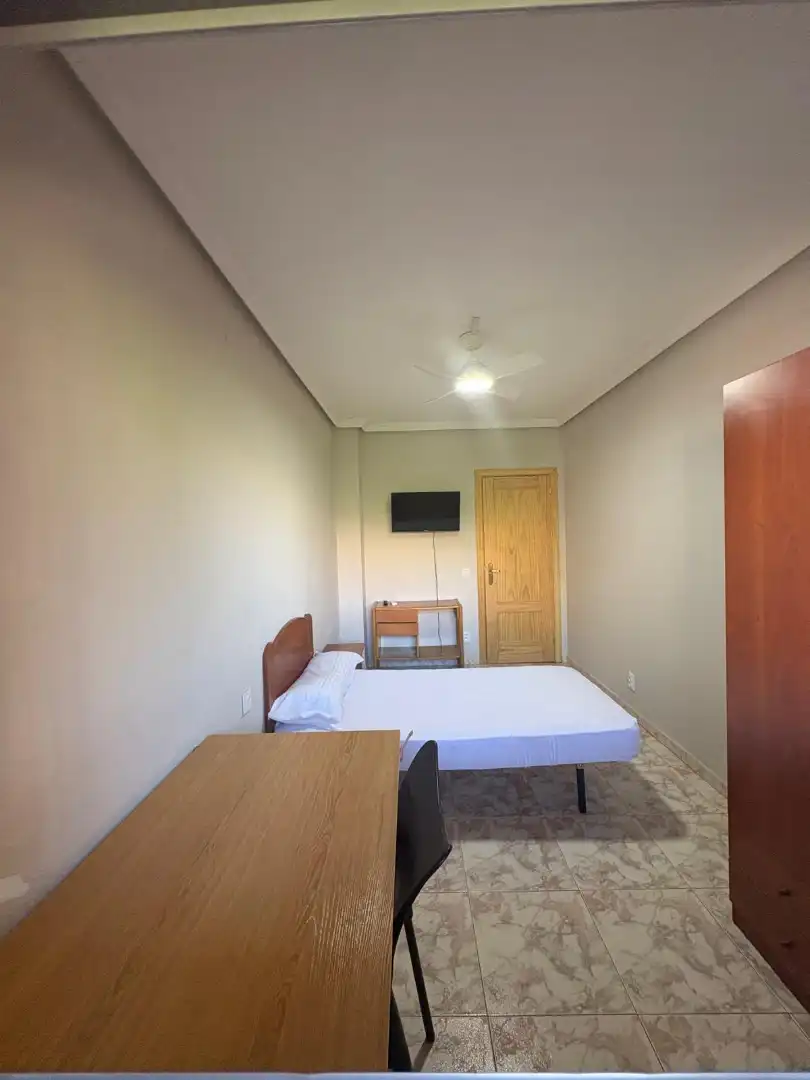 Habitación de Piso para compartir en Plasencia con Aire acondicionado, Amueblado y Balcón