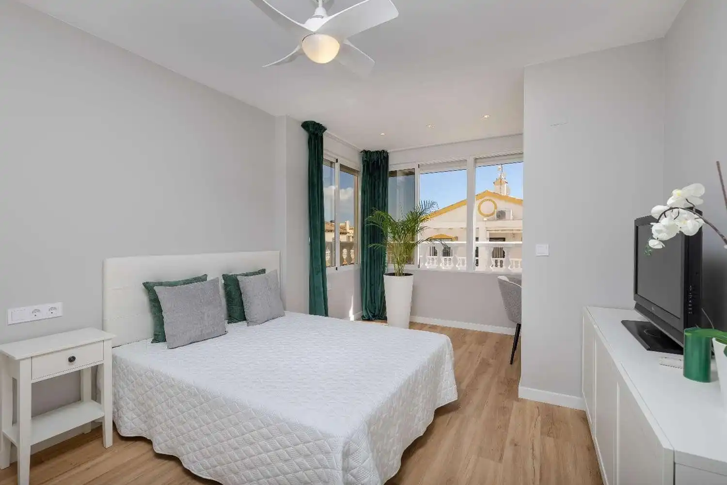 Habitación de Casa adosada en venta en Orihuela con Aire acondicionado, Calefacción y Jardín privado