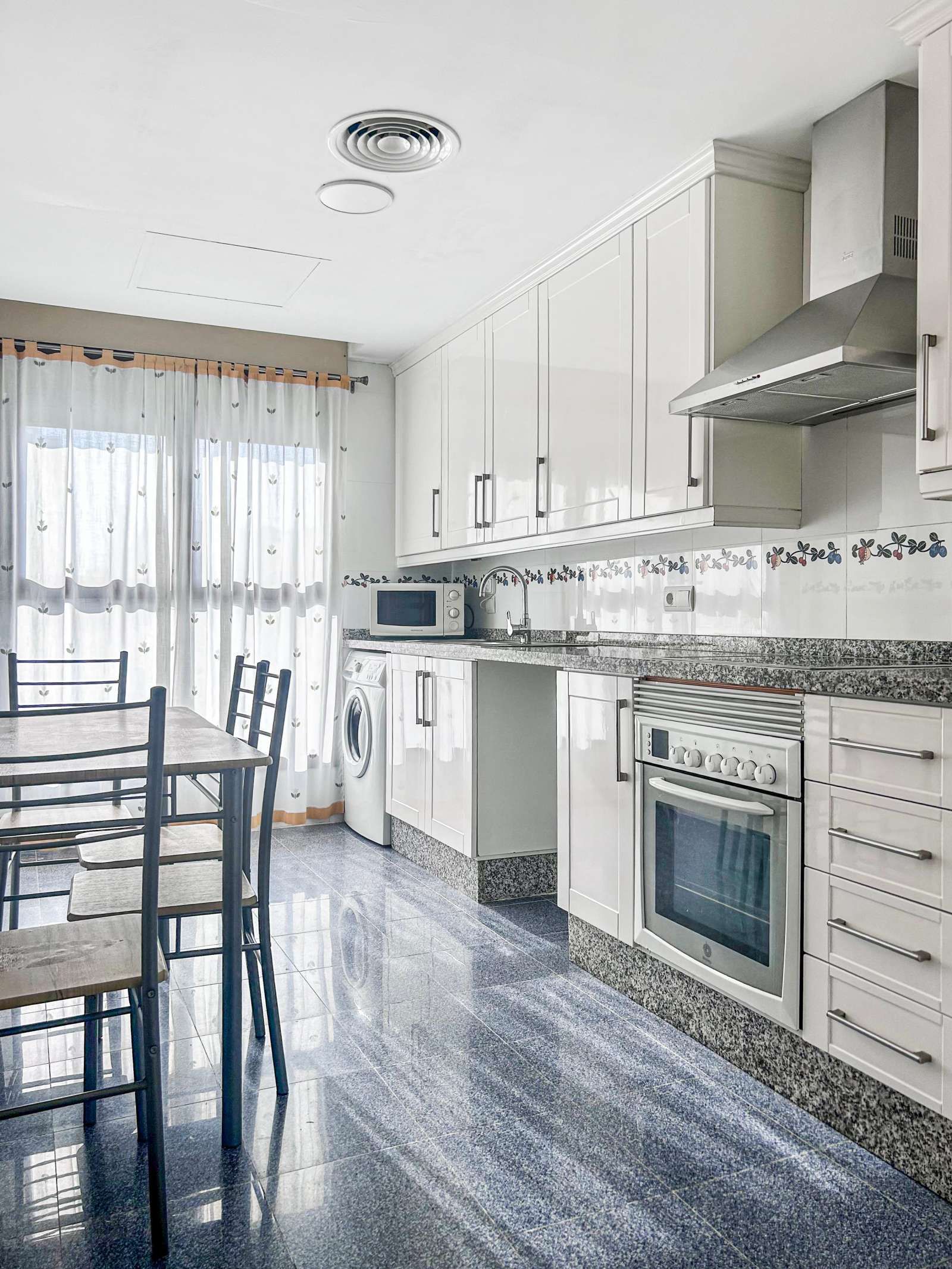 Cocina de Apartamento para compartir en  Valencia Capital con Aire acondicionado, Terraza y Amueblado