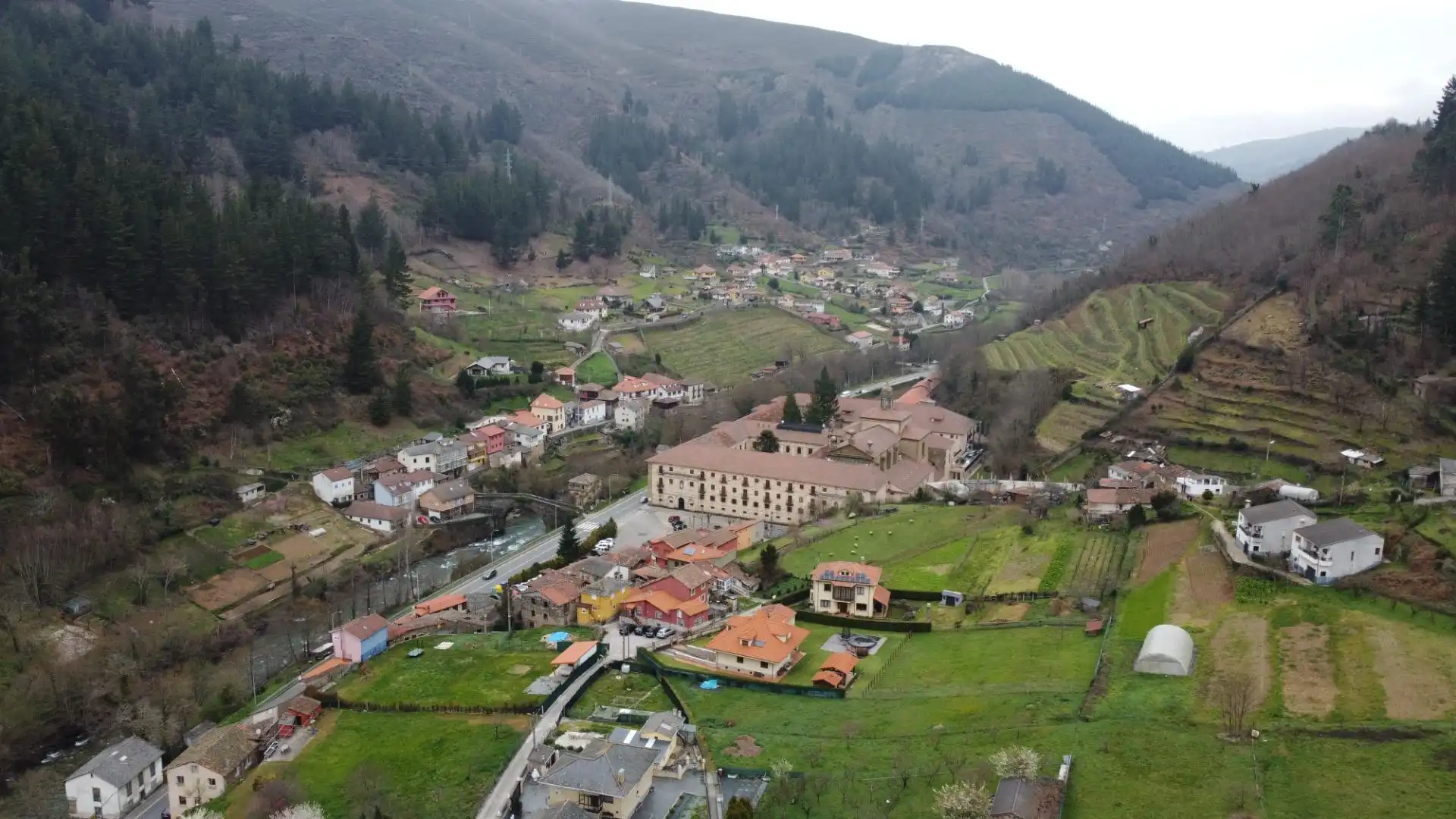 Vista exterior de Casa o xalet en venda en Cangas del Narcea amb Calefacció, Jardí privat i Terrassa