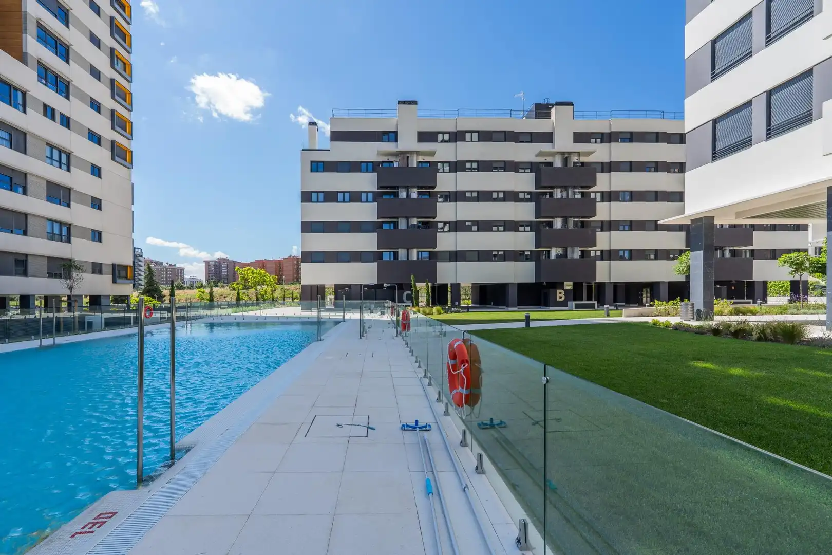 Piscina de Apartamento en venta en Madrid con Aire acondicionado, Calefacción y Jardín privado