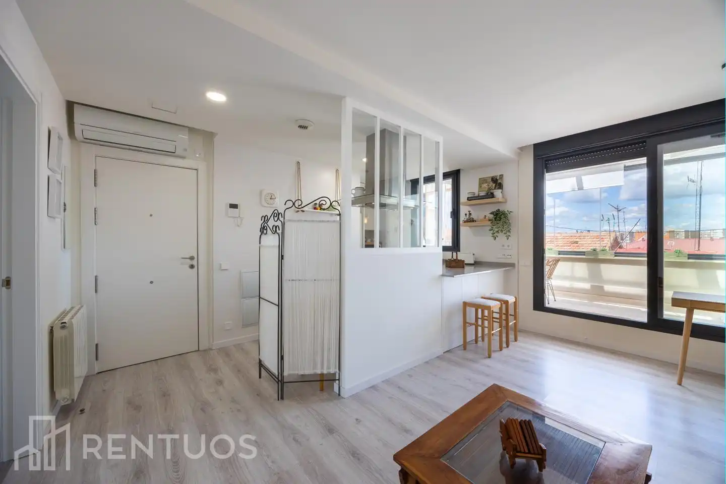 Schlafzimmer von Dachboden zur Miete in Madrid mit Klimaanlage, Heizung und Terrasse