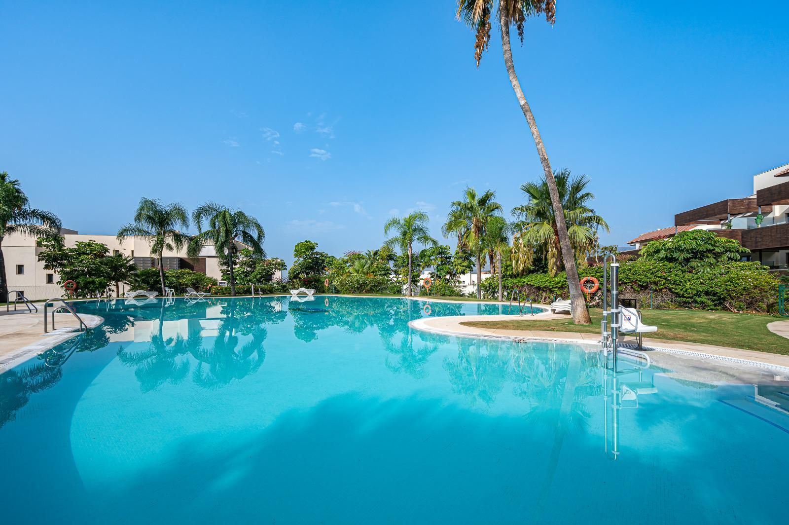 Piscina de Apartament en venda en Benahavís amb Terrassa