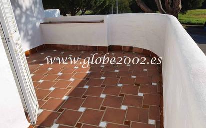 Jardí de Apartament de lloguer en Chiclana de la Frontera amb Terrassa, Piscina i Balcó