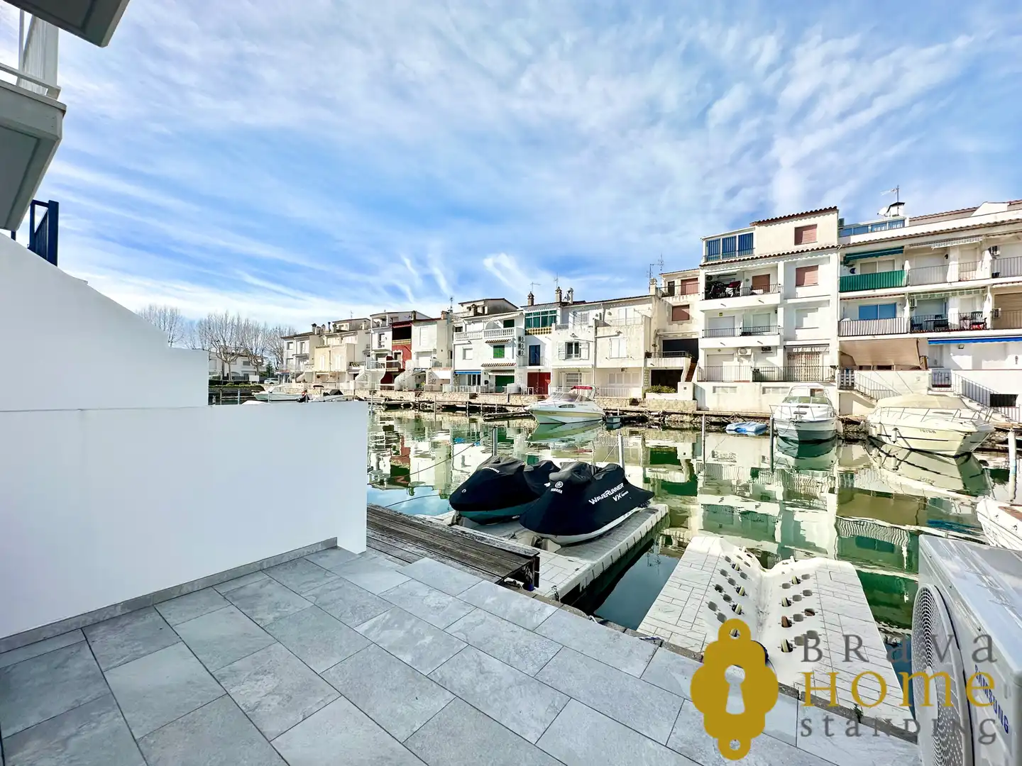 Vista exterior de Casa adosada en venda en Empuriabrava amb Aire condicionat, Calefacció i Terrassa