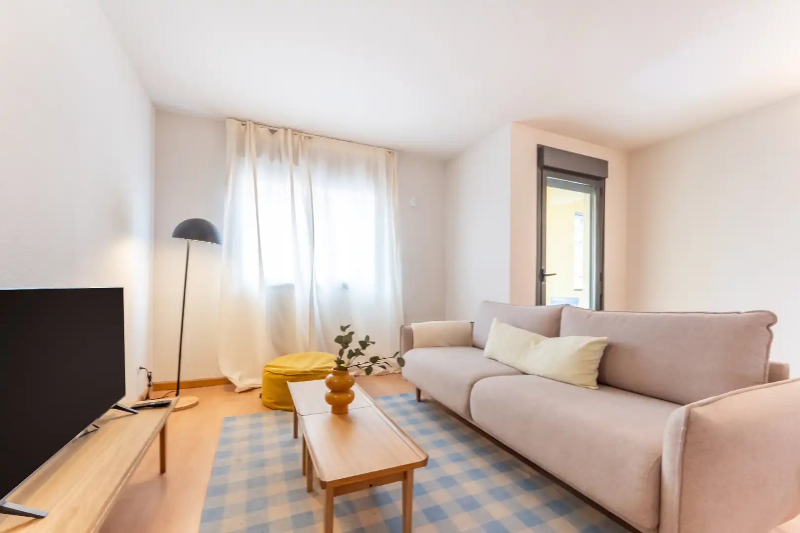 Living room of Flat for sale in  Madrid Capital  with Terrace, Storage room and Community pool