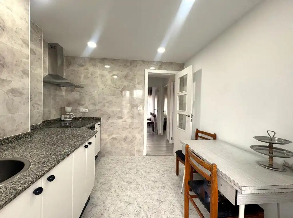 Cocina de Piso de alquiler en Los Corrales de Buelna  con Amueblado