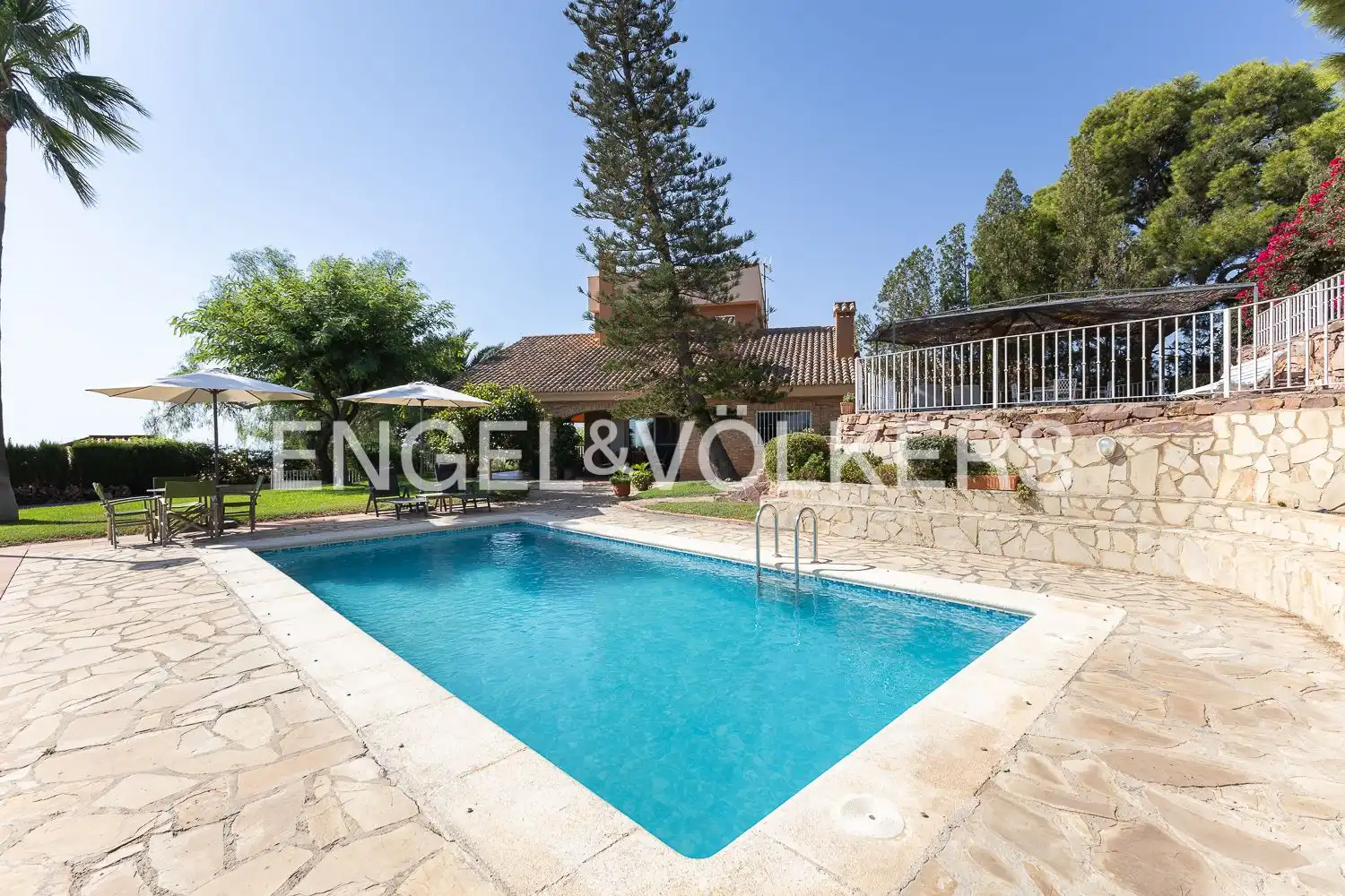 Piscina de Casa o xalet en venda en Sagunto / Sagunt amb Aire condicionat, Calefacció i Jardí privat