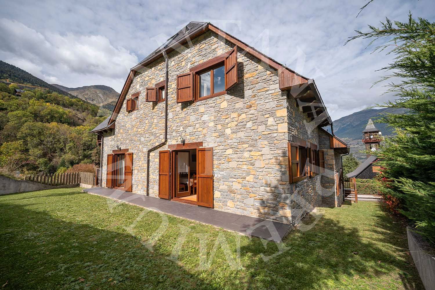 Vista exterior de Casa adosada en venda en Vielha e Mijaran amb Calefacció, Jardí privat i Parquet