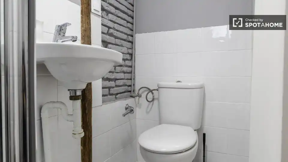 Baño de Piso de alquiler en Madrid con Aire acondicionado, Calefacción y Amueblado