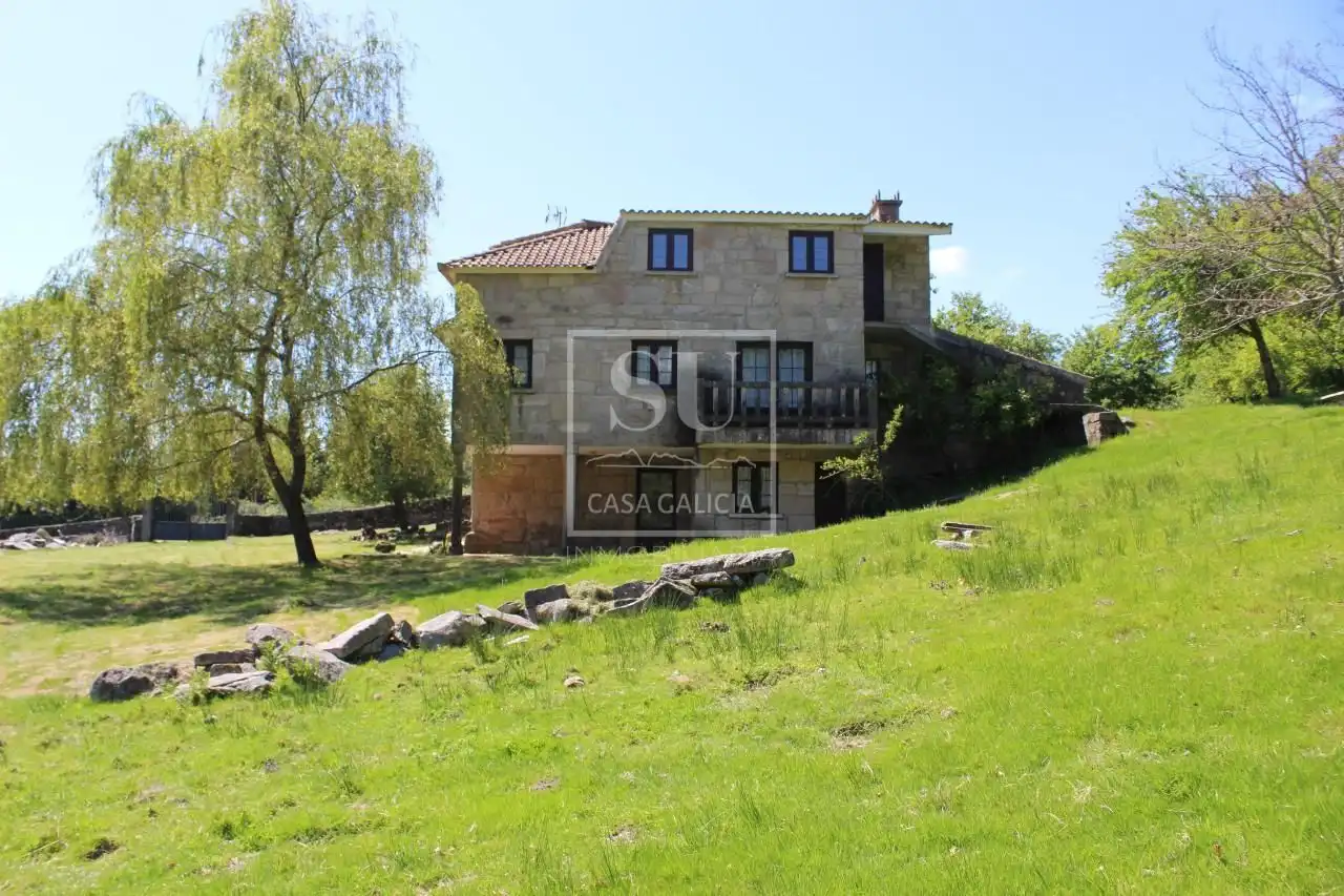 Außenansicht von Country house zum Verkauf in A Lama   mit Privatgarten