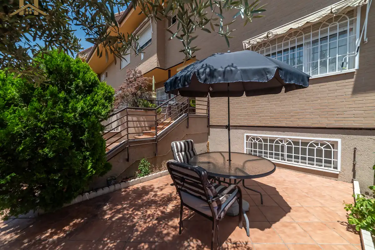 Terrassa de Casa adosada en venda en Arroyomolinos (Madrid) amb Calefacció, Jardí privat i Piscina
