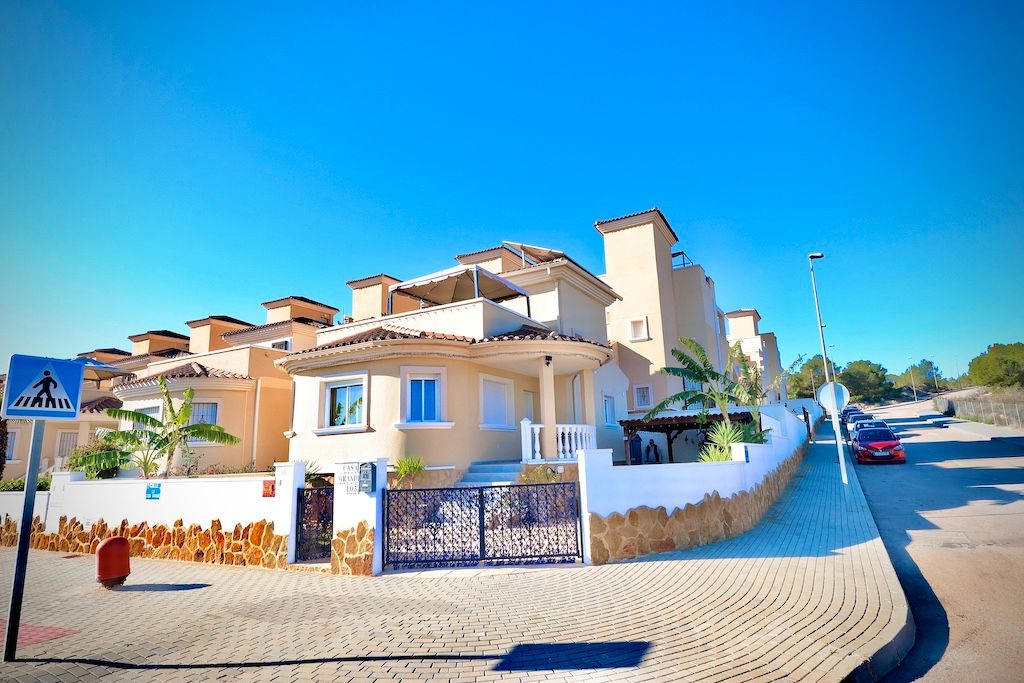 Vista exterior de Casa o xalet en venda en Orihuela amb Aire condicionat, Moblat i Piscina comunitària