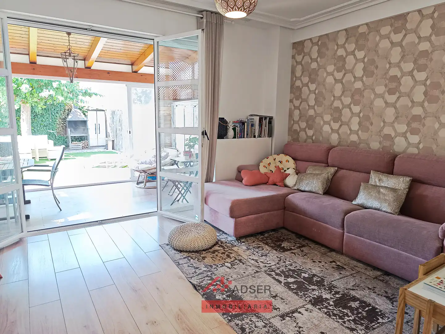 Sala d'estar de Casa adosada en venda en Lardero amb Aire condicionat, Calefacció i Jardí privat