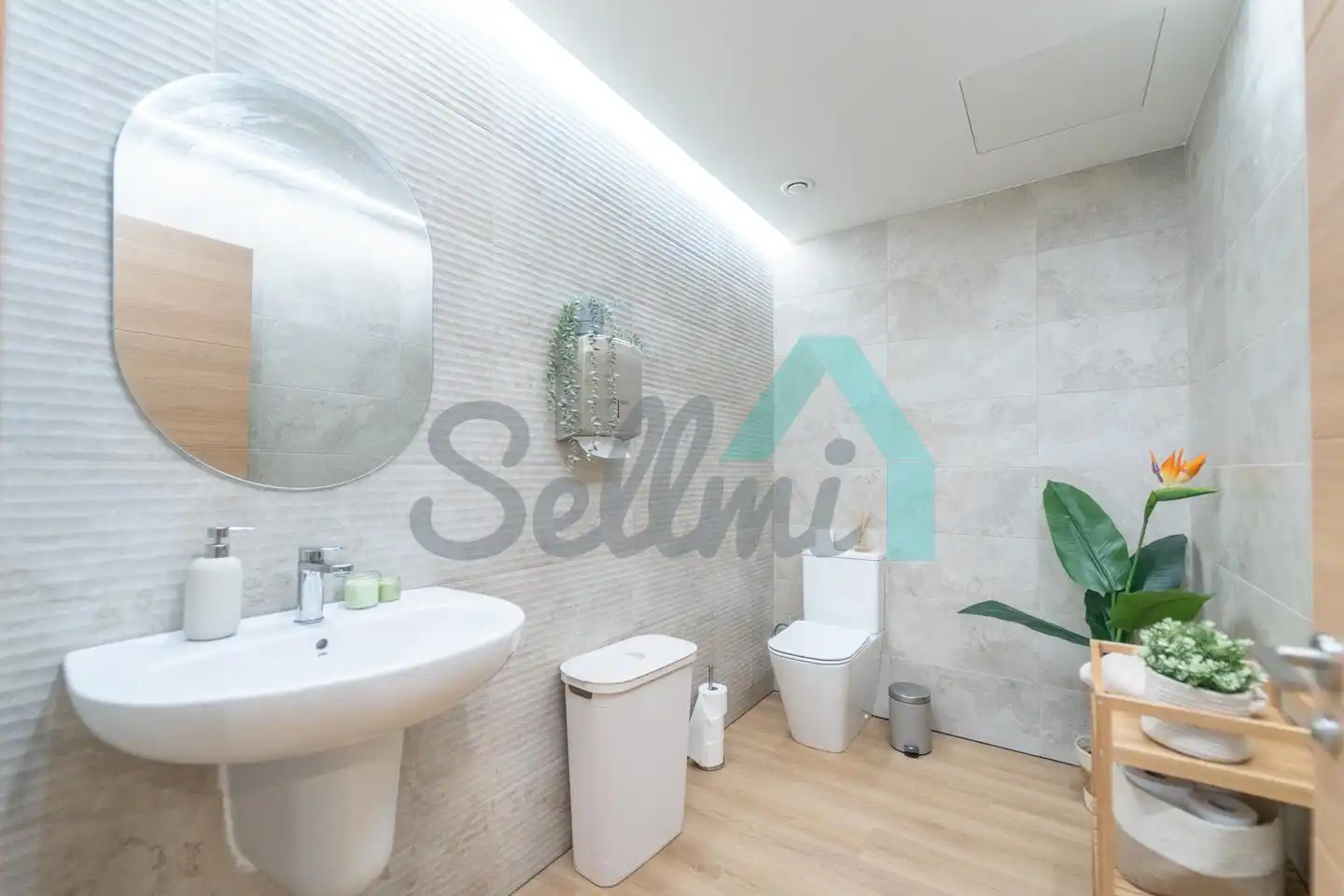 Bathroom of Office for rent in Ribera de Arriba  with Air Conditioner and Furnished