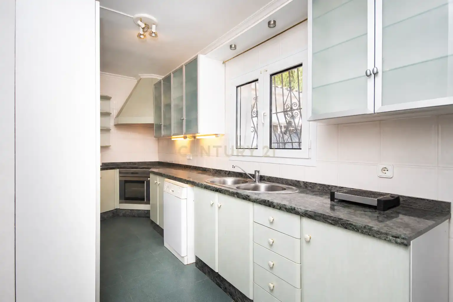Cocina de Casa o chalet en venta en Alicante / Alacant con Jardín privado, Trastero y Piscina