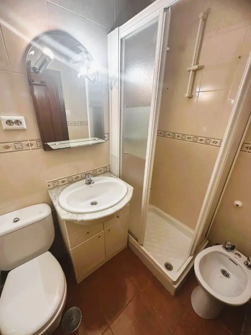 Bathroom of Flat for sale in Madrid  with Air Conditioner, Heating and Oven