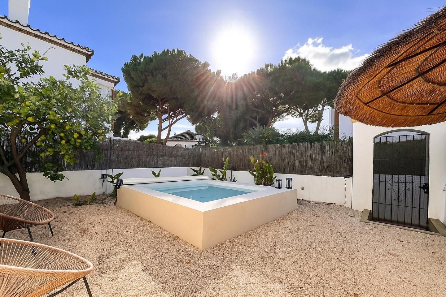 Piscina de Apartament en venda en Estepona amb Aire condicionat, Calefacció i Jardí privat