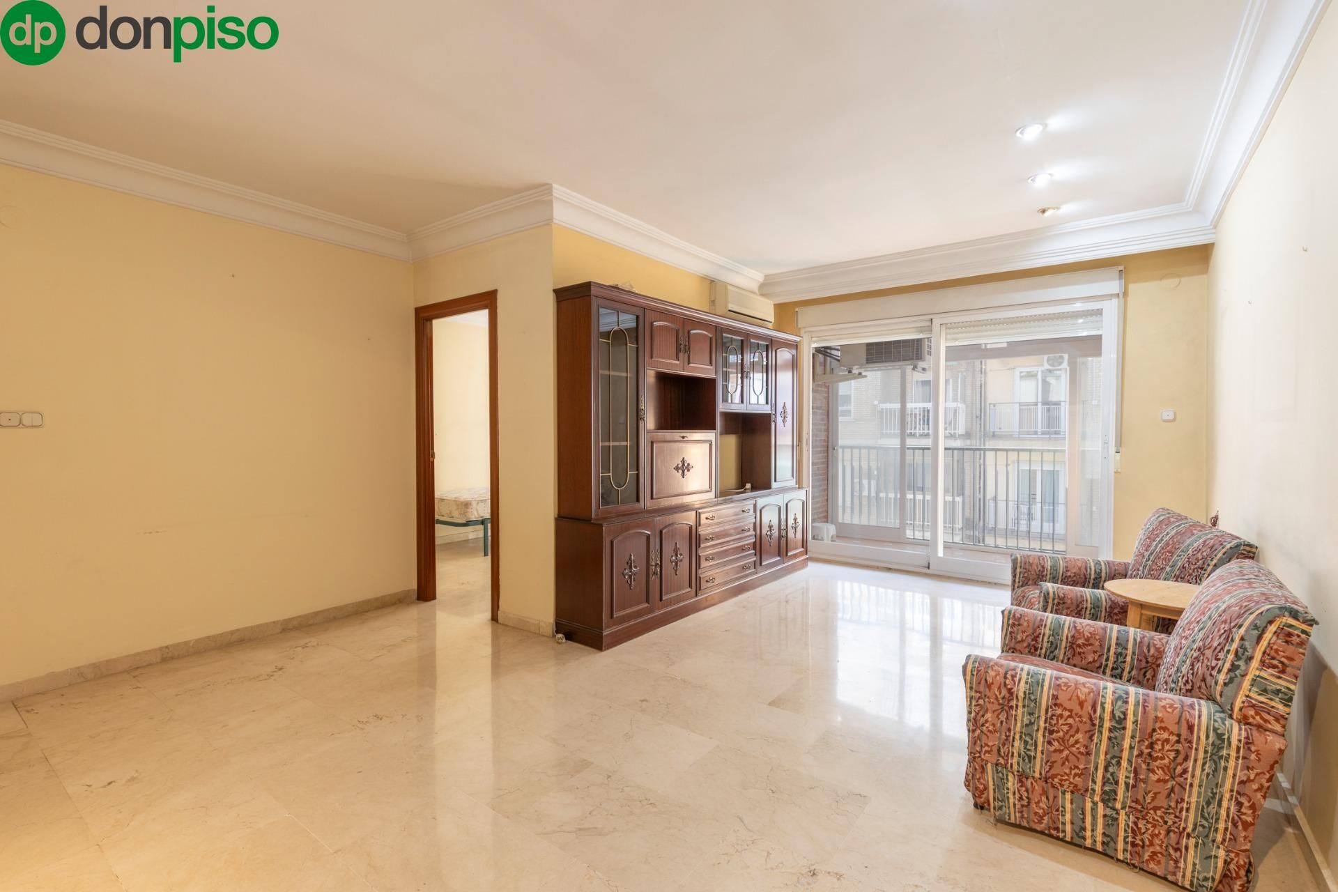 Living room of Flat for sale in  Granada Capital  with Terrace and Balcony