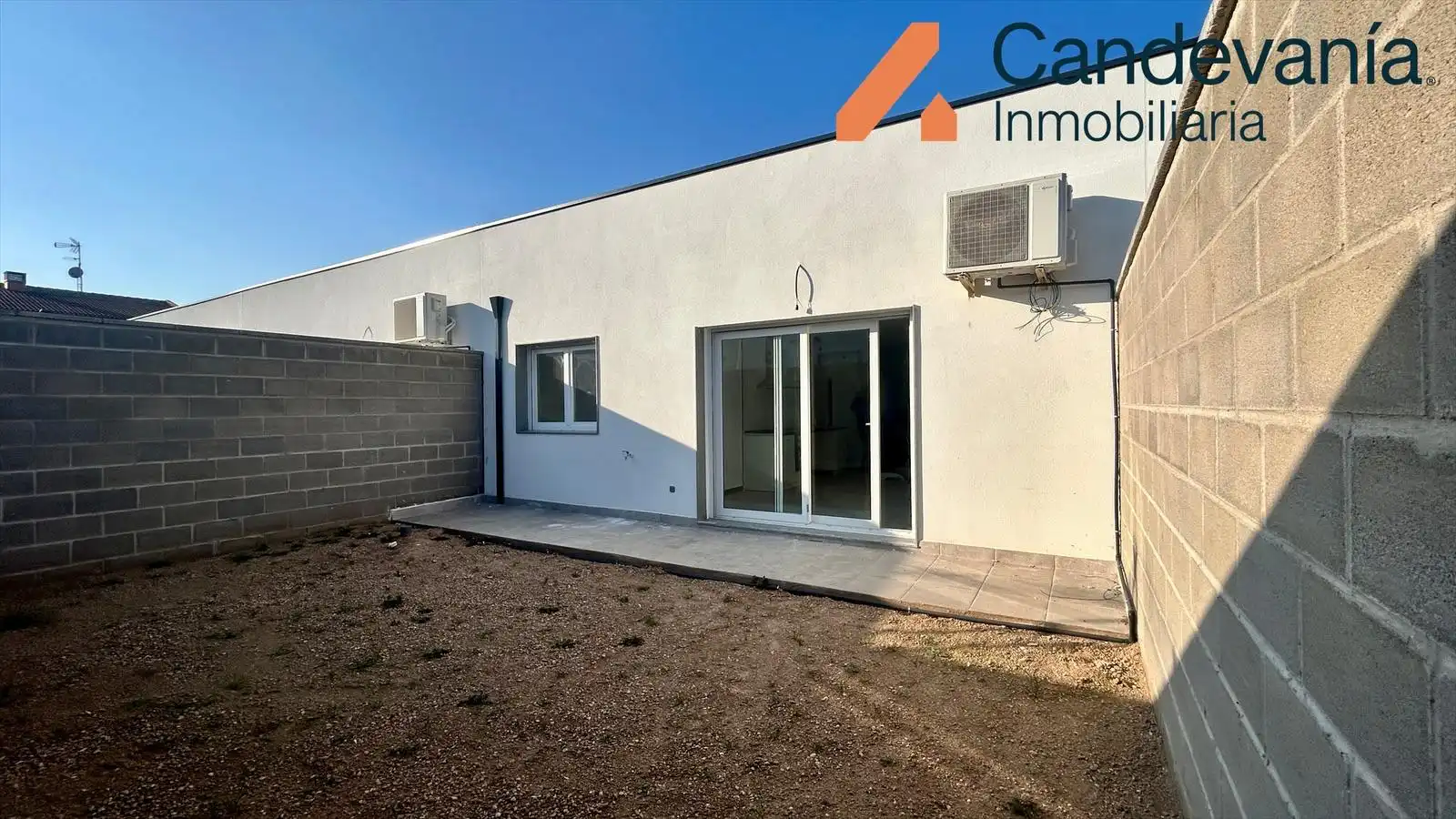 Vista exterior de Casa adosada en venda en San Mateo de Gállego amb Calefacció i Jardí privat