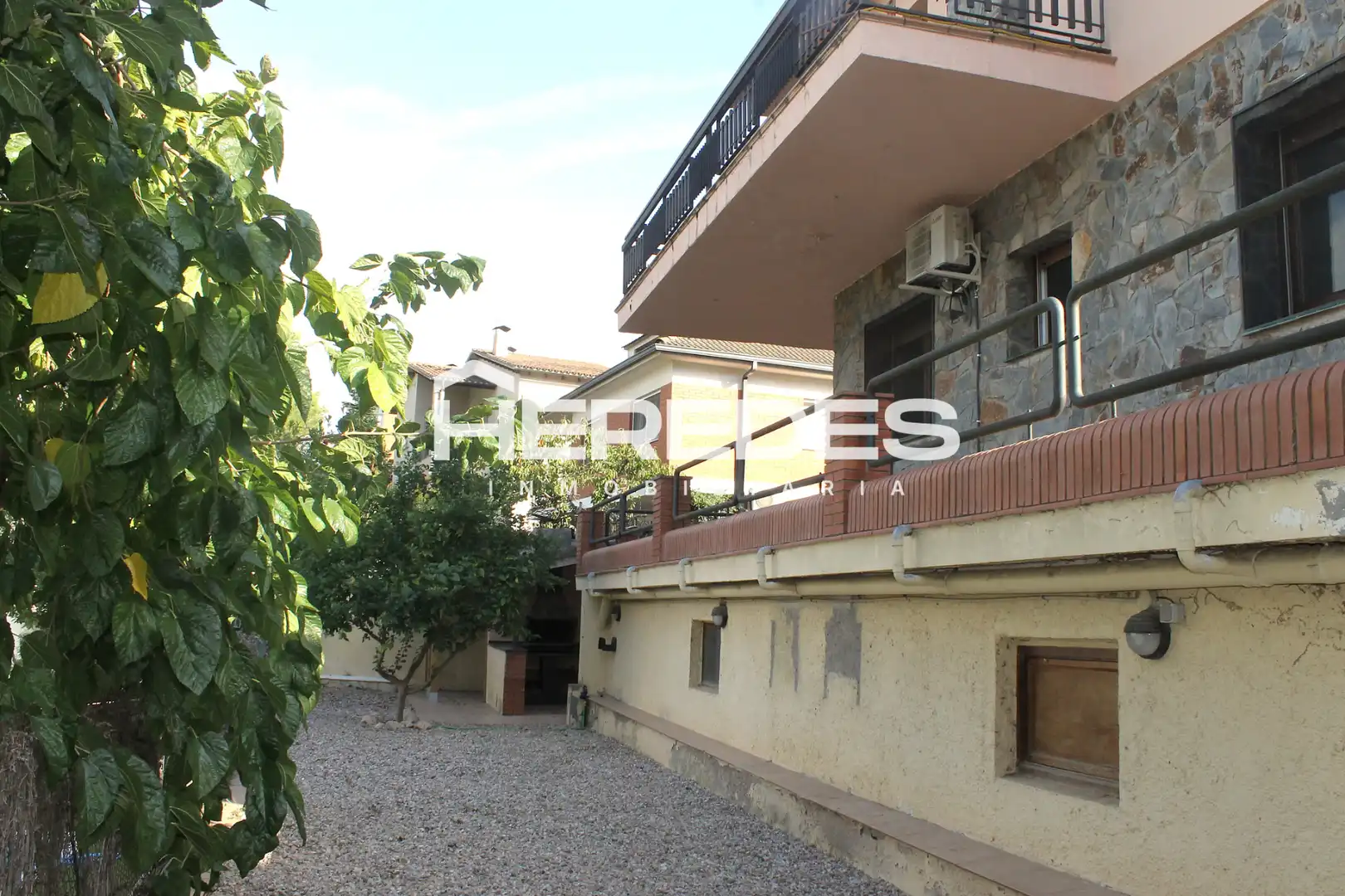 Vista exterior de Casa o xalet en venda en Torrelles de Llobregat amb Aire condicionat, Calefacció i Jardí privat